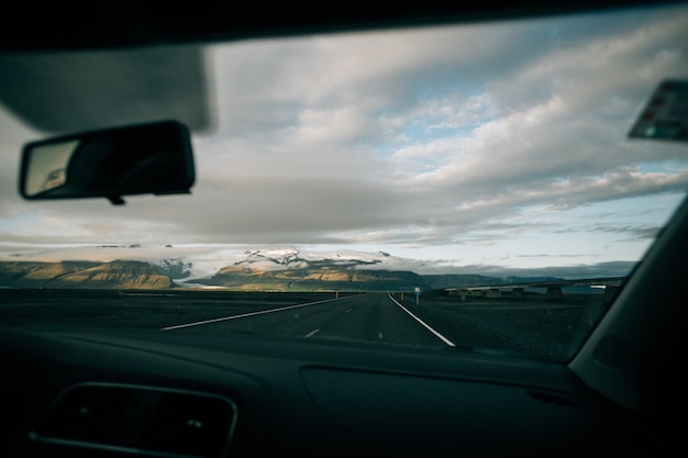 Blick auf leere isländische Straße von innen Auto