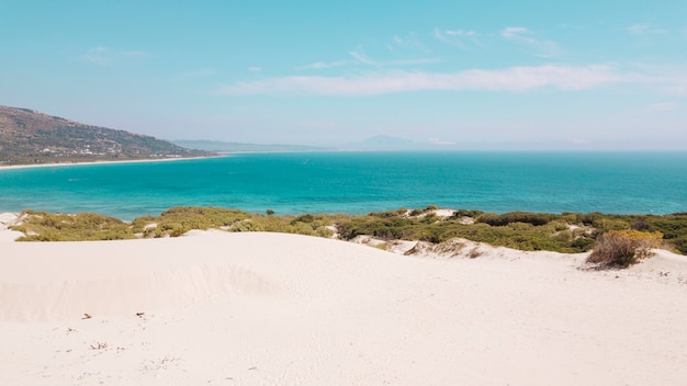 Blick auf Meer und Sandstrand