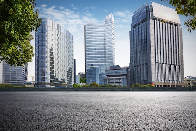 Blick auf moderne Gebäude mit Himmel im Hintergrund