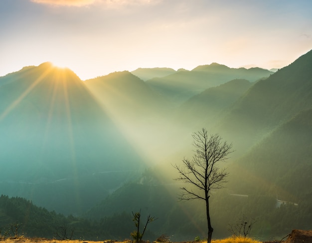 Blick auf neblige Berglandschaft