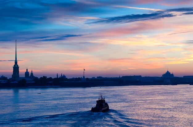 Blick auf Neva Fluss Sommer Morgendämmerung