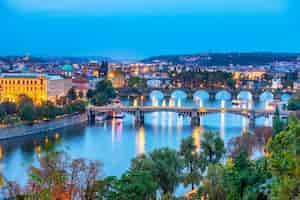 Kostenloses Foto blick auf prag bei nacht