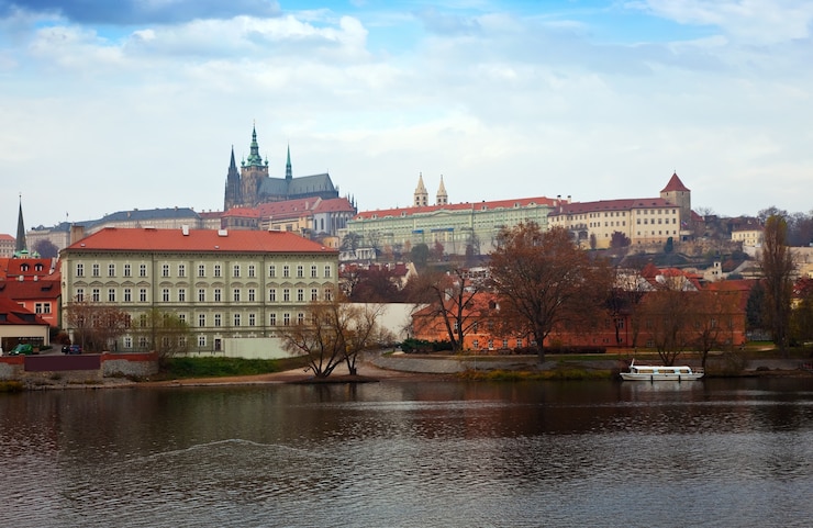 Kostenlose Foto blick auf prag von der moldau seite