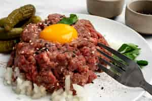 Kostenloses Foto blick auf rindfleisch für steak-tartar-gericht