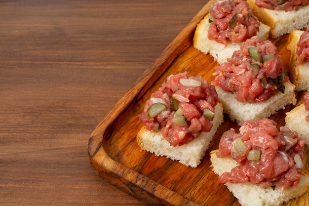 Blick auf Rindfleisch für Steak-Tartar-Gericht