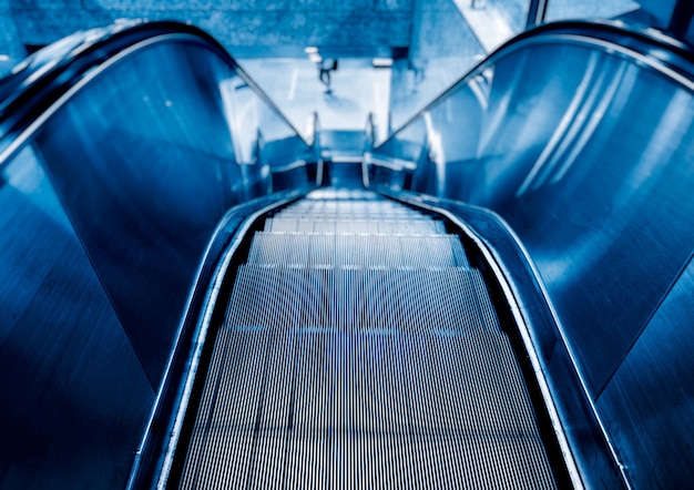 Blick auf Rolltreppe im Blauton