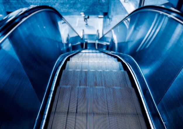 Blick auf Rolltreppe im Blauton