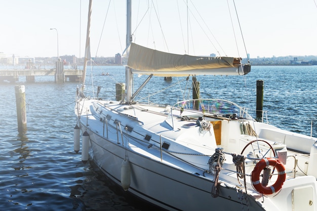 Blick auf schöne weiße Yacht. Tageslicht. Horizontal. Meer Hintergrund.