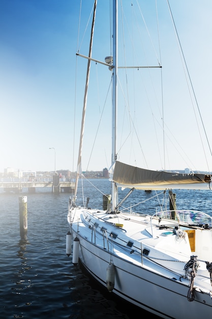 Blick auf schöne weiße Yacht. Tageslicht. Meer Hintergrund.