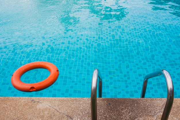 Blick auf Schwimmbad mit Leiter und Schwimmer