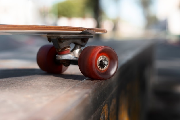 Kostenloses Foto blick auf skateboard mit rädern im freien