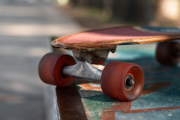 Kostenloses Foto blick auf skateboard mit rädern im freien