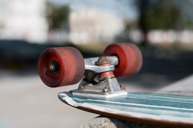 Blick auf Skateboard mit Rädern im Freien