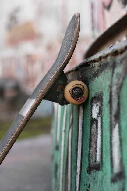 Blick auf Skateboard mit Rädern im Freien