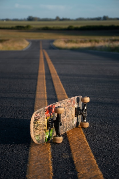 Kostenloses Foto blick auf skateboard mit rädern im freien