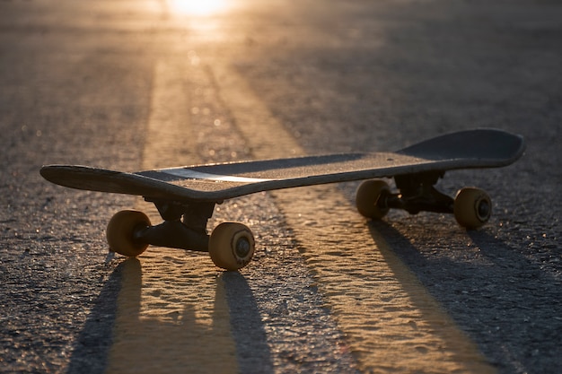 Blick auf Skateboard mit Rädern im Freien