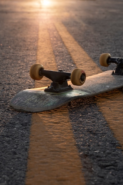 Kostenloses Foto blick auf skateboard mit rädern im freien