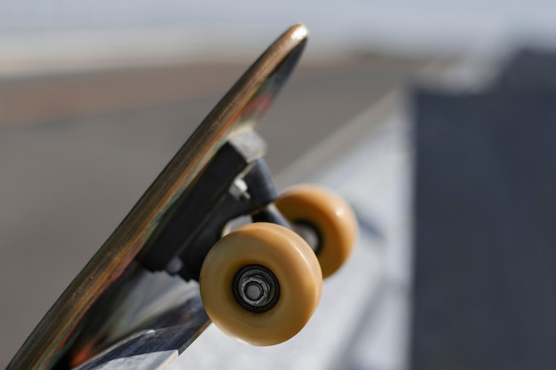 Kostenloses Foto blick auf skateboard mit rädern im freien