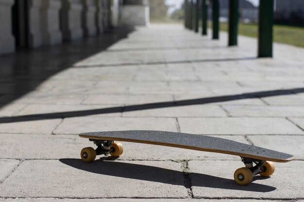 Blick auf Skateboard mit Rädern im Freien