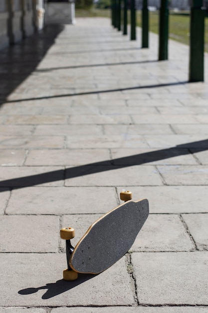 Kostenloses Foto blick auf skateboard mit rädern im freien