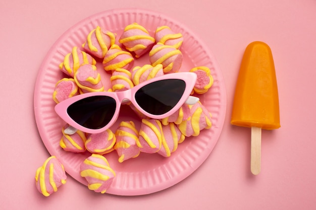 Blick auf Sommersonnenbrillen mit Marshmallows und Eis