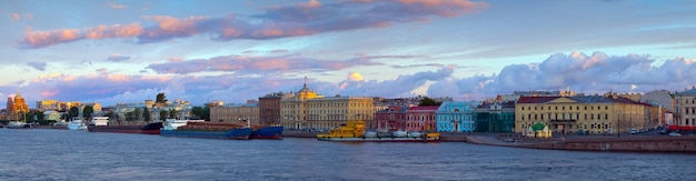 Kostenloses Foto blick auf st. petersburg am morgen