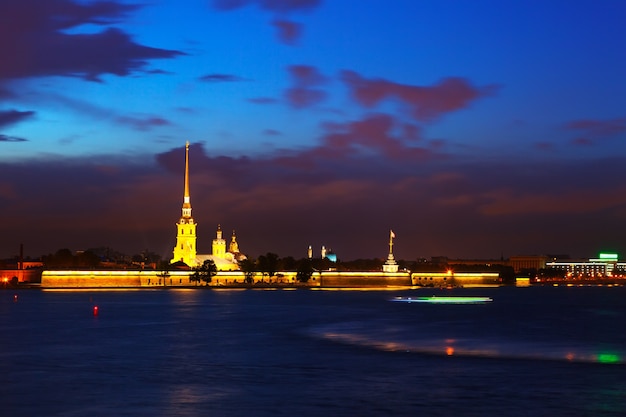 Blick auf St. Petersburg in der Nacht