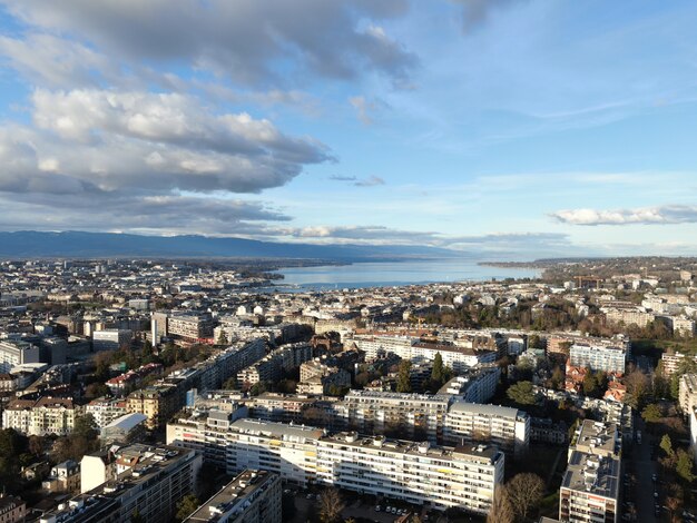 Blick auf Stadtgebäude in Genf, Schweiz mit einem bewölkten blauen Himmel