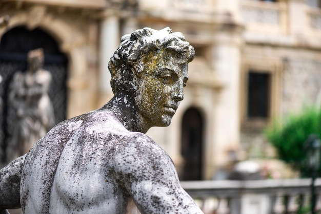 Blick auf Statuen im Schloss Peles in Rumänien