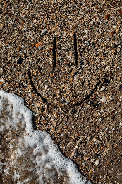 Kostenloses Foto blick auf strandsand im sommer mit emoticon