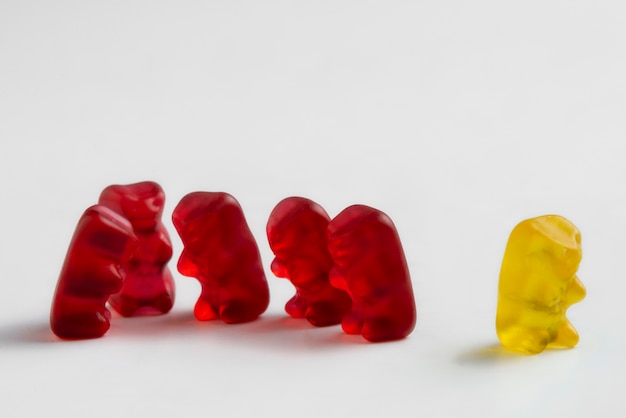 Kostenloses Foto blick auf süße und bunte gummibärchen