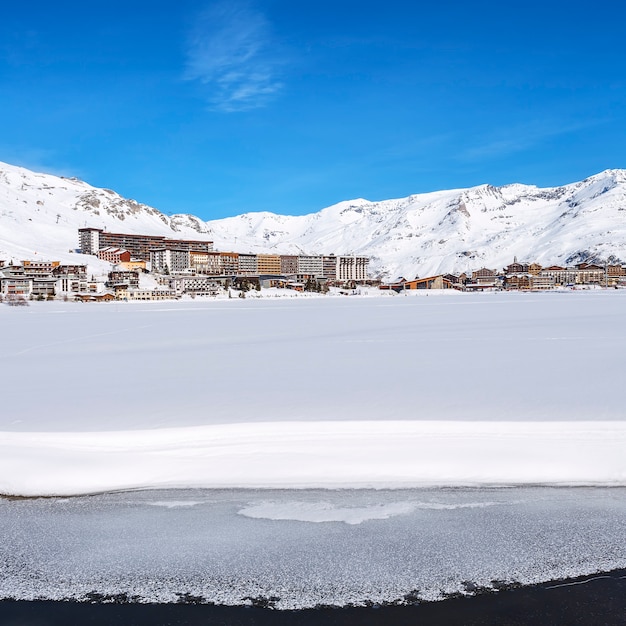 Blick auf Tignes Dorf und See im Winter, Frankreich.