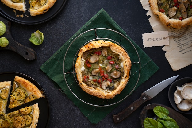 Blick auf vegane Pizza mit Gemüse von der Bäckerei