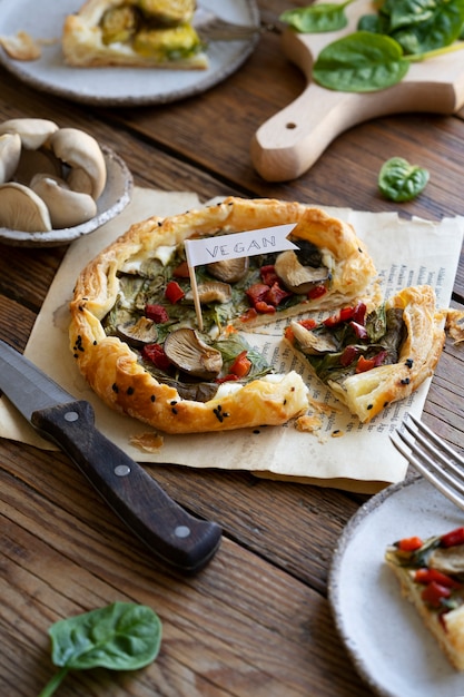 Blick auf vegane Pizza mit Gemüse von der Bäckerei