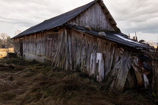 Kostenloses Foto blick auf verlassenes und verfallendes haus in der natur