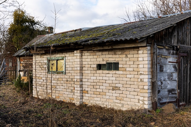 Kostenloses Foto blick auf verlassenes und verfallendes haus in der natur