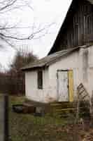 Kostenloses Foto blick auf verlassenes und verfallendes haus in der natur