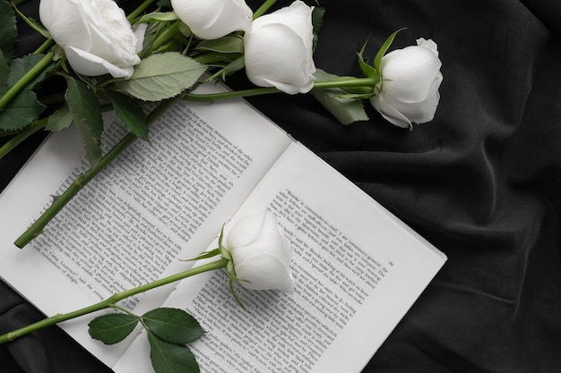 Blick auf zarte weiße Rosen mit Buch