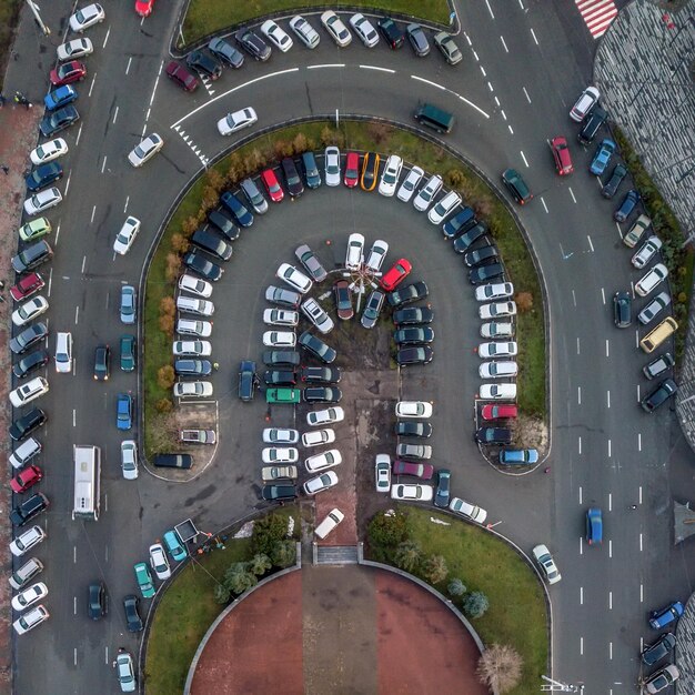 Blick aus der Vogelperspektive auf die Straße der Stadt Kiew mit vielen geparkten Autos