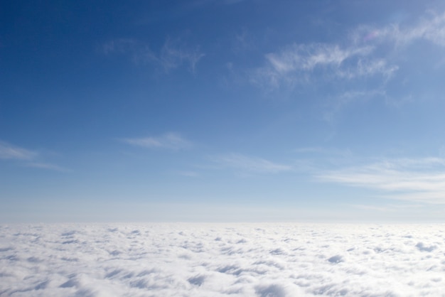 Blick aus einem Flugzeug auf eine geschlossene Wolkendecke, ein Drittel der Wolken