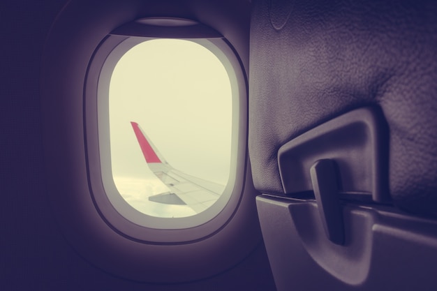 Blick durch das Flugzeugfenster. (Gefiltertes Bild verarbeitet Vintage ef
