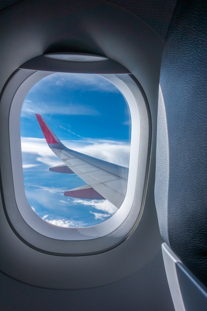 Blick durch das Flugzeugfenster. (Gefiltertes Bild verarbeitet Vintage ef