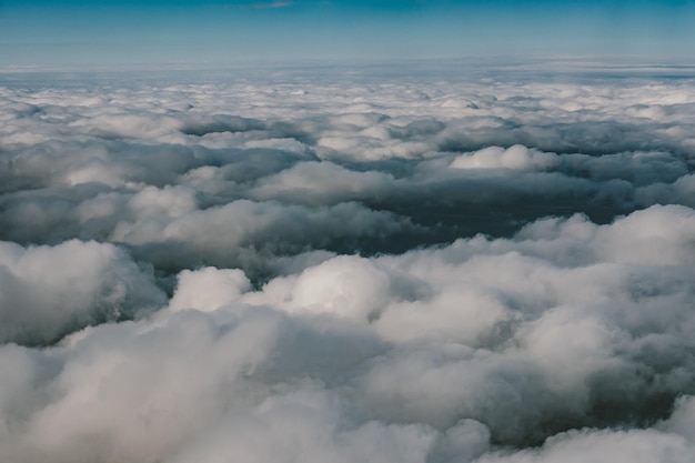 Kostenloses Foto blick durch einen instagram-filter aus einem flugzeugfenster