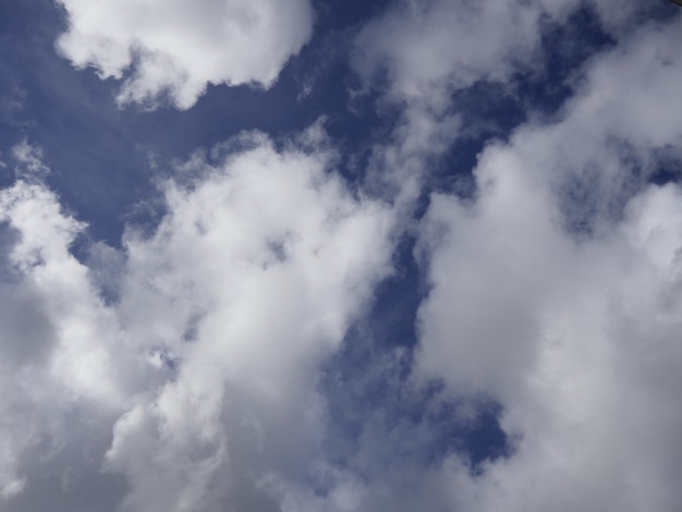 Blick nach oben auf einen Himmel voller Wolken - gut zu gebrauchen