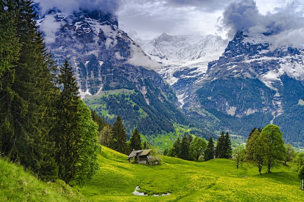 Blick über das Tal auf die hoch aufragenden Berge