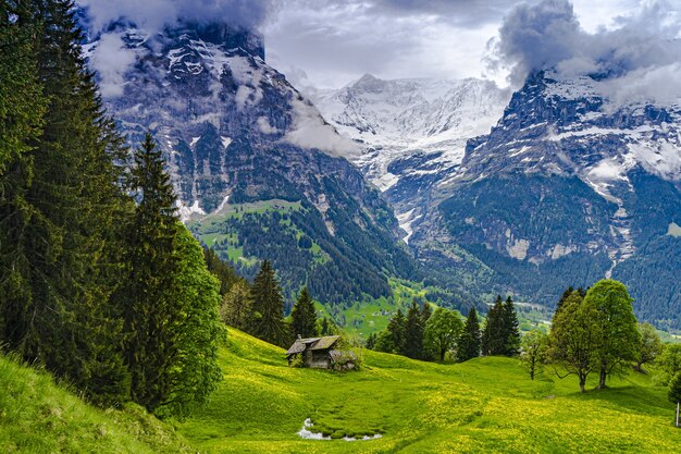 Blick über das Tal auf die hoch aufragenden Berge