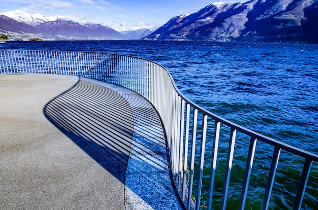 Blick über den Alpensee Algiore mit schneebedeckten Berg im Tessin, Schweiz