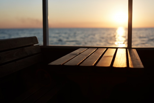 Blick vom Deck auf den wunderschönen Sonnenuntergang. Nicht erkennbare Person, die Promenade auf Kreuzfahrtschiff hat und schöne Landschaften bewundert