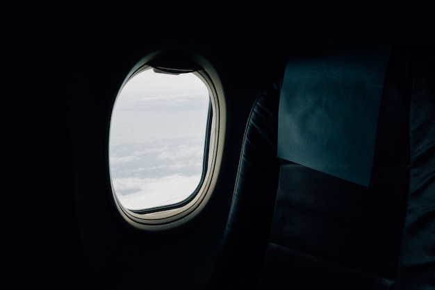Blick vom Fensterplatz eines Flugzeugs