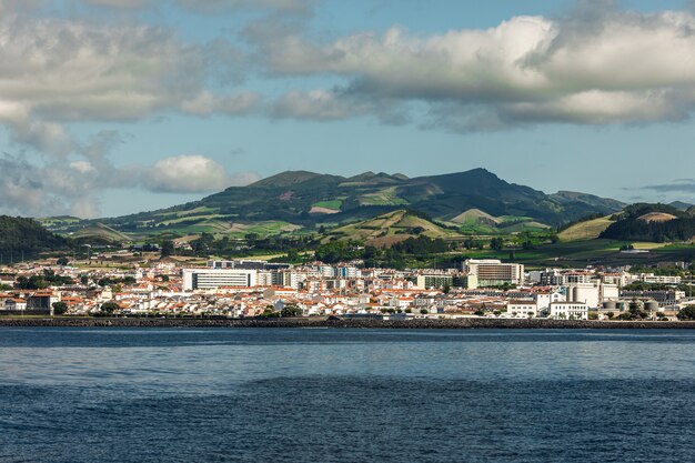 Blick vom Meer auf die Insel Sao Miguel in der portugiesischen autonomen Region der Azoren.